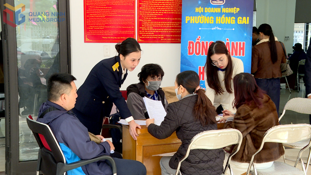 Các Thuế cơ sở tích cực phối hợp với các xã, phường tuyên truyền, hướng dẫn hộ, cá nhân kinh doanh chuyển đổi từ thuế khoán sang thuế kê khai.