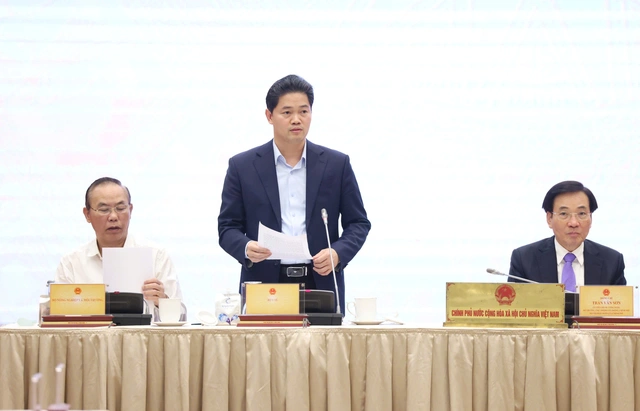 Thứ trưởng Thường trực Bộ Y tế Vũ Mạnh Hà cung cấp thông tin tới báo chí. (Ảnh: Quang Phúc)