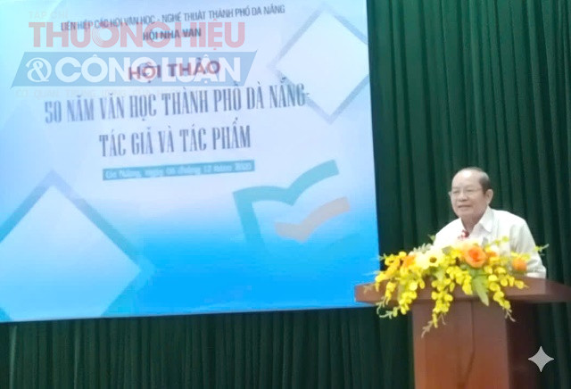 Nhà văn Tần Hoài Dạ Vũ phát biểu tại hội thảo. Nhà văn Tần Hoài Dạ Vũ phát biểu tại hội thảo.