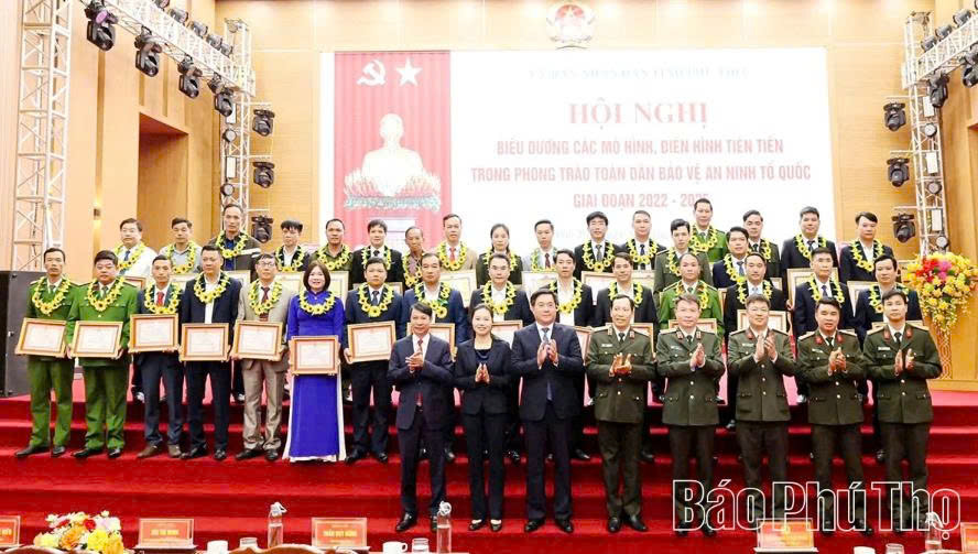 Tập thể Nhân dân và cán bộ xã Khả Cửu đã được Công an tỉnh tặng Giấy khen vì có thành tích xuất sắc trong công tác xây dựng, nhân rộng mô hình, điển hình tiên tiến trong phong trào Toàn dân BVANTQ giai đoạn 2022-2025. Tập thể Nhân dân và cán bộ xã Khả Cửu đã được Công an tỉnh tặng Giấy khen vì có thành tích xuất sắc trong công tác xây dựng, nhân rộng mô hình, điển hình tiên tiến trong phong trào Toàn dân BVANTQ giai đoạn 2022-2025.