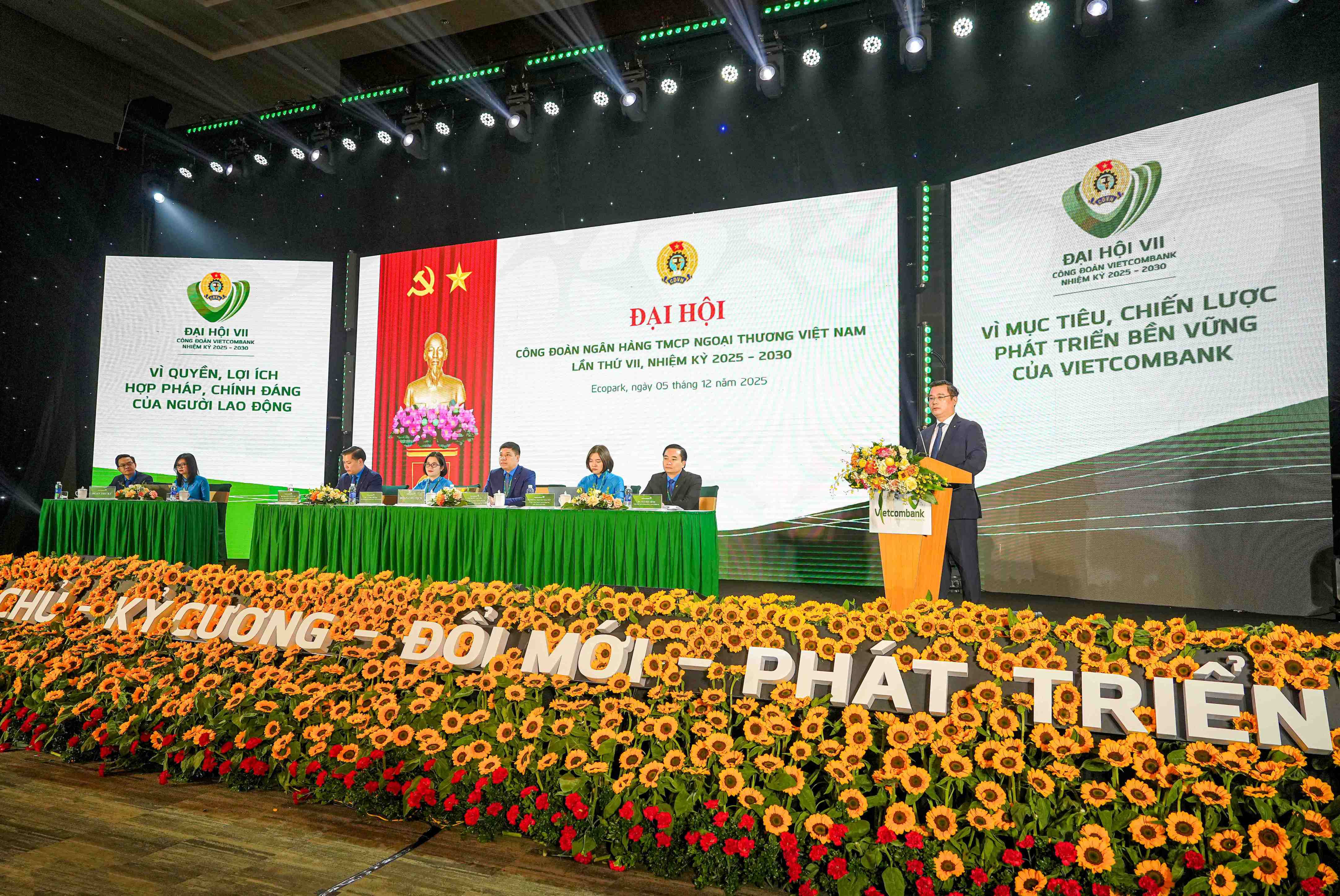 Ông Nguyễn Thanh Tùng - Bí thư Đảng ủy, Chủ tịch HĐQT Vietcombank phát biểu chỉ đạo tại Đại hội. Ảnh: VCB Ông Nguyễn Thanh Tùng - Bí thư Đảng ủy, Chủ tịch HĐQT Vietcombank phát biểu chỉ đạo tại Đại hội. Ảnh: VCB