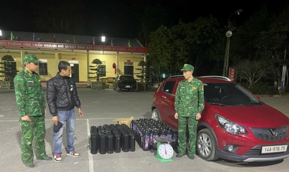 Phát hiện, bắt giữ đối tượng vận chuyển trái phép 88 bình khí, nghi là khí cười