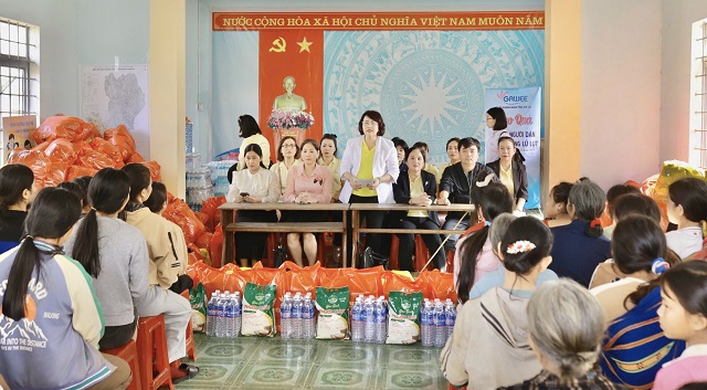 Quang cảnh trao quà hỗ trợ đồng bào làng kret krot, xã Hra. Ảnh: Lâm Vy Quang cảnh trao quà hỗ trợ đồng bào làng kret krot, xã Hra. Ảnh: Lâm Vy