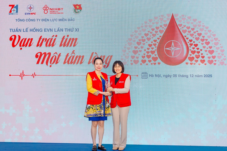 B&agrave; V&otilde; Thị Diễm H&agrave; - Ph&oacute; Gi&aacute;m đốc Trung t&acirc;m m&aacute;u Quốc gia trao tặng kỷ niệm chương cho đại diện EVNNPC - b&agrave; Đỗ Nguyệt &Aacute;nh, Chủ tịch HĐTV