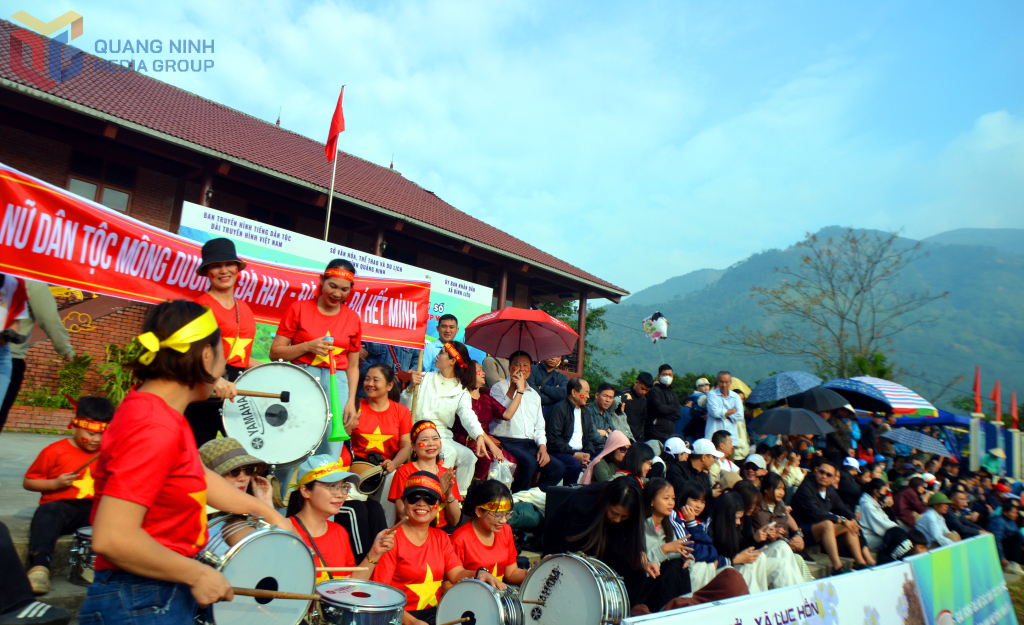 Các cổ động viên Mông Dương đến từ rất sớm, truyền lửa nhiệt tình cho các cầu thủ trong sân. Các cổ động viên Mông Dương đến từ rất sớm, truyền lửa nhiệt tình cho các cầu thủ trong sân.