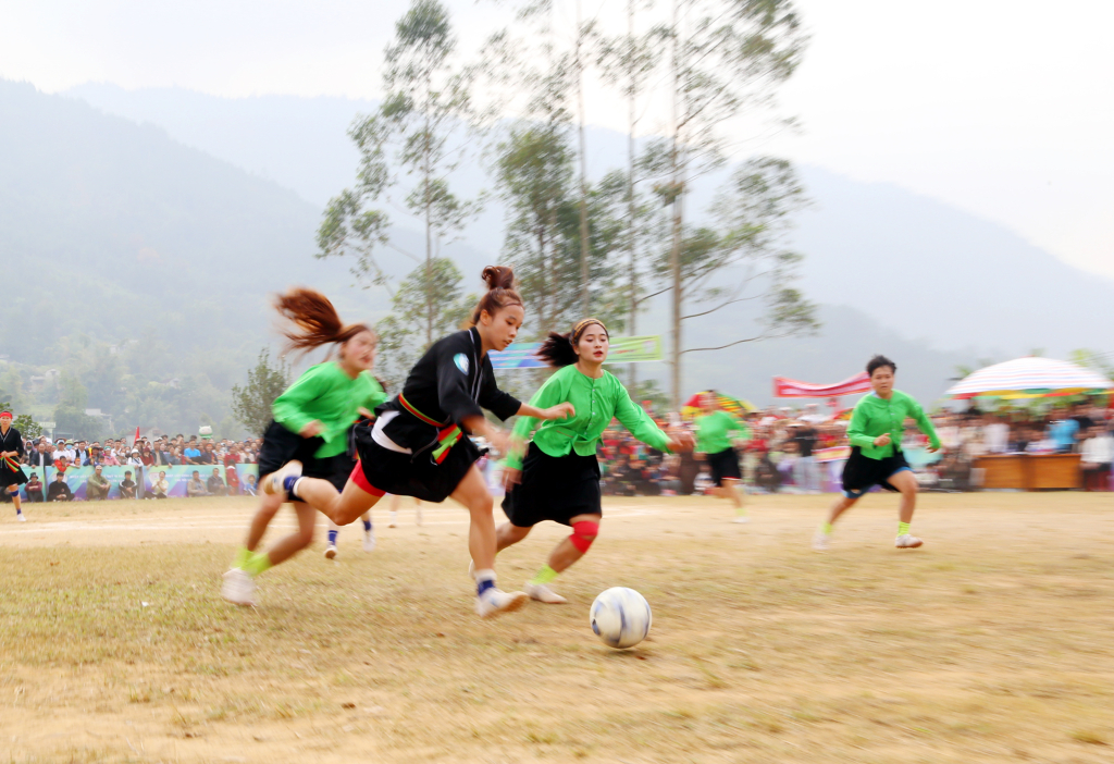 Trận Chung kết diễn ra hấp dẫn, quyết liệt. Các cầu thủ Lâm Thượng (áo xanh) theo người rất sát... Trận Chung kết diễn ra hấp dẫn, quyết liệt. Các cầu thủ Lâm Thượng (áo xanh) theo người rất sát...