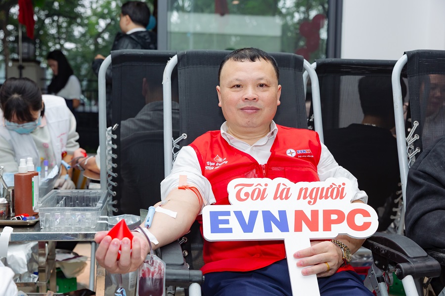 Ban l&atilde;nh đạo EVNNPC tham gia hiến m&aacute;u tại Chương tr&igrave;nh