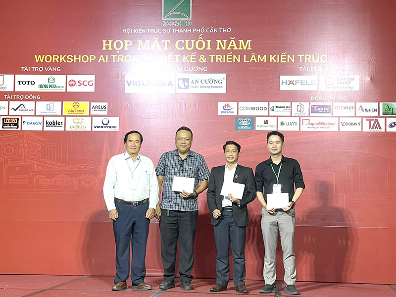 Chủ tịch Hội Kiến tr&uacute;c sư Cần Thơ Trần Văn S&aacute;ng (b&igrave;a tr&aacute;i) trao học bổng cho đại diện 3 trường đại học c&oacute; đ&agrave;o tạo ng&agrave;nh Kiến tr&uacute;c sư