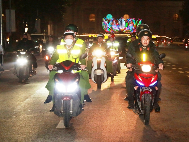 Công an Nghệ An tuần tra vũ trang linh hoạt, nâng cao hiệu quả giữ gìn trật tự.