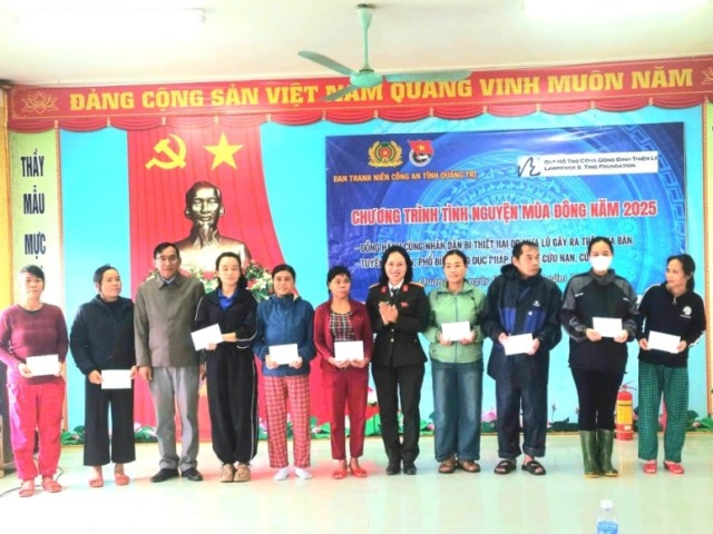 Tuổi trẻ Công an Quảng Trị sẻ chia khó khăn với bà con vùng lũ