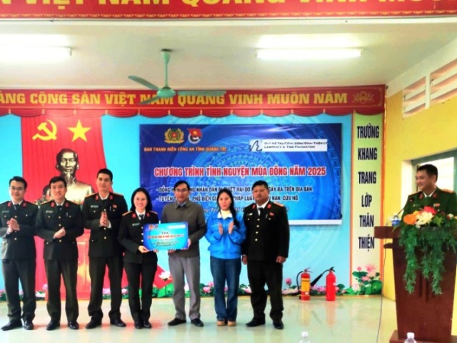 Tuổi trẻ Công an Quảng Trị chung tay giúp dân vượt qua thiên tai tại Quảng Trị.