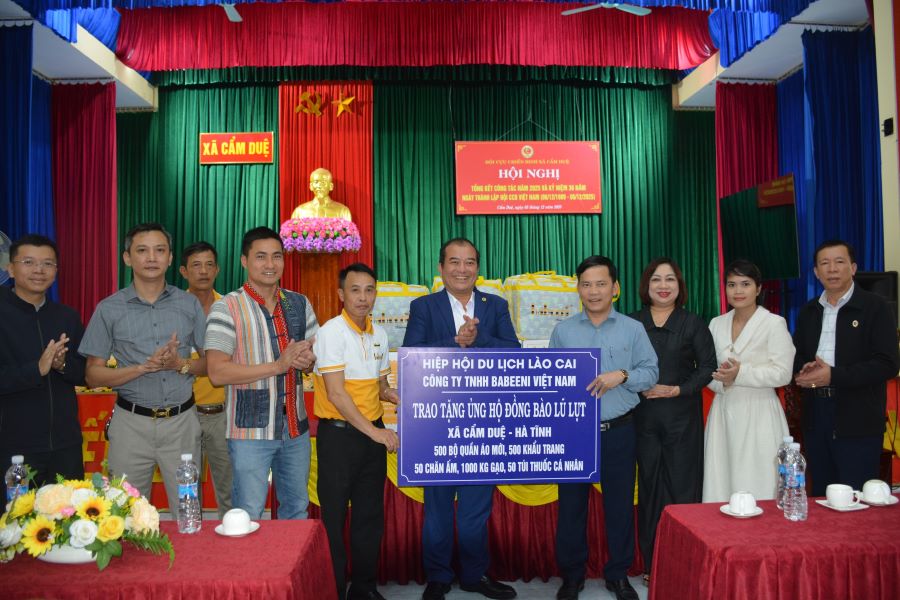 Đoàn trao quà hỗ trợ cho các em học sinh tại xã Cẩm Duệ, Hà Tĩnh.