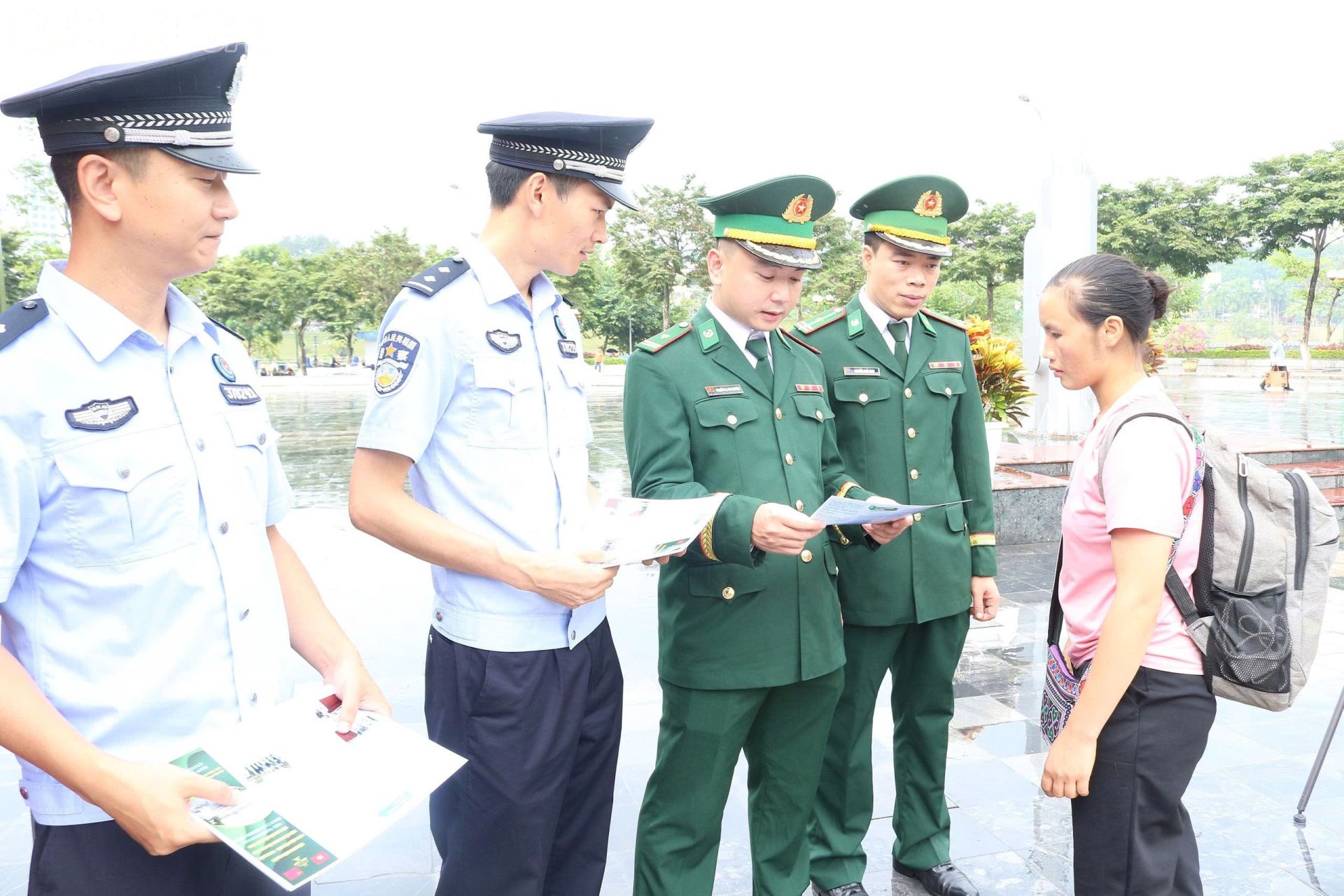 Lực lượng Bộ đội Biên phòng tỉnh Lào Cai phối hợp với các cơ quan chức năng, truyền pháp luật cho người dân. Ảnh: LH Lực lượng Bộ đội Biên phòng tỉnh Lào Cai phối hợp với các cơ quan chức năng, truyền pháp luật cho người dân. Ảnh: LH