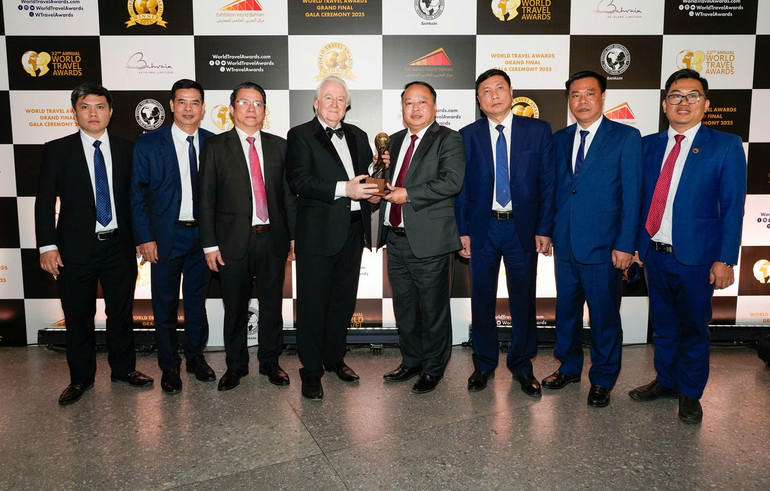 Chủ tịch Ủy ban nhân dân tỉnh Tuyên Quang Phan Huy Ngọc nhận cúp chiến thắng hạng mục “Điểm đến văn hóa hàng đầu thế giới năm 2025” Chủ tịch Ủy ban nhân dân tỉnh Tuyên Quang Phan Huy Ngọc nhận cúp chiến thắng hạng mục “Điểm đến văn hóa hàng đầu thế giới năm 2025”