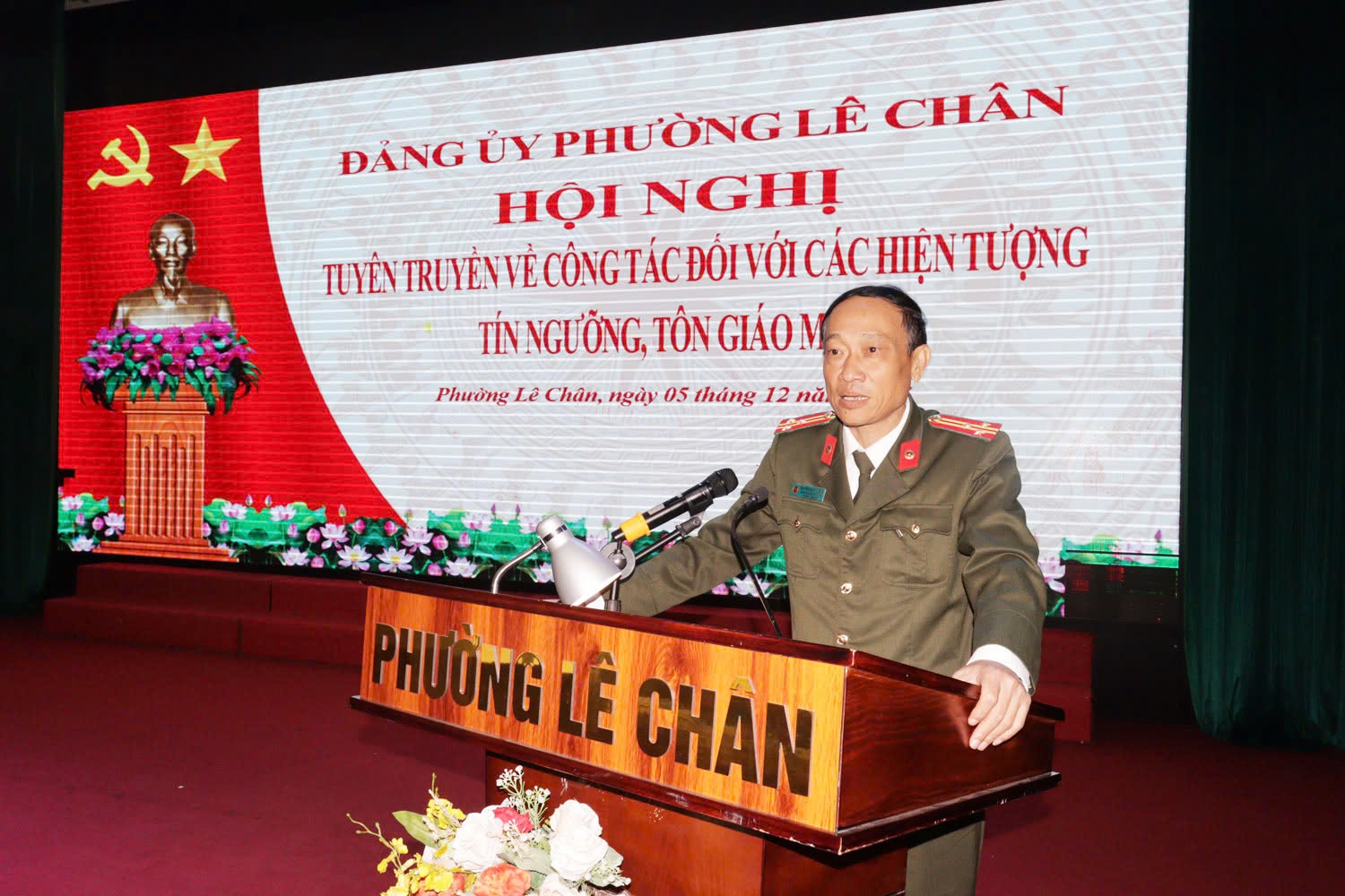 Báo cáo viên Phòng An ninh nội địa, Công an thành phố thông tin tại Hội nghị. Báo cáo viên Phòng An ninh nội địa, Công an thành phố thông tin tại Hội nghị.