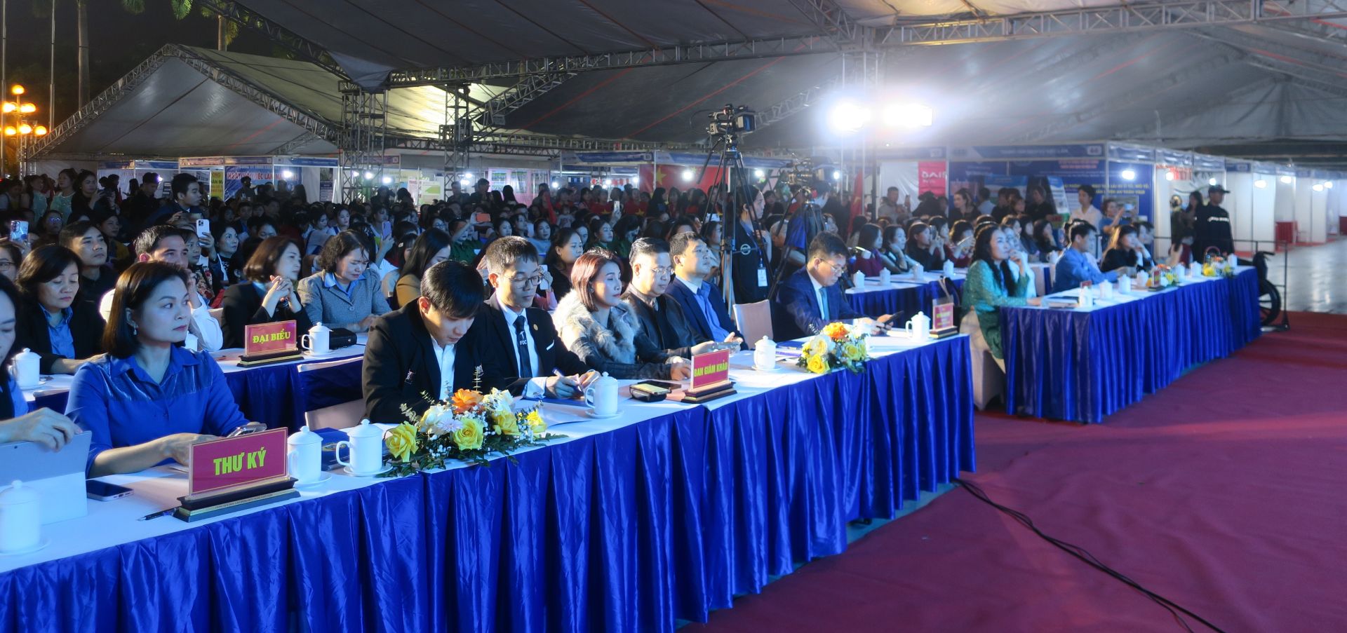 Đại biểu tham dự chương trình. Đại biểu tham dự chương trình.