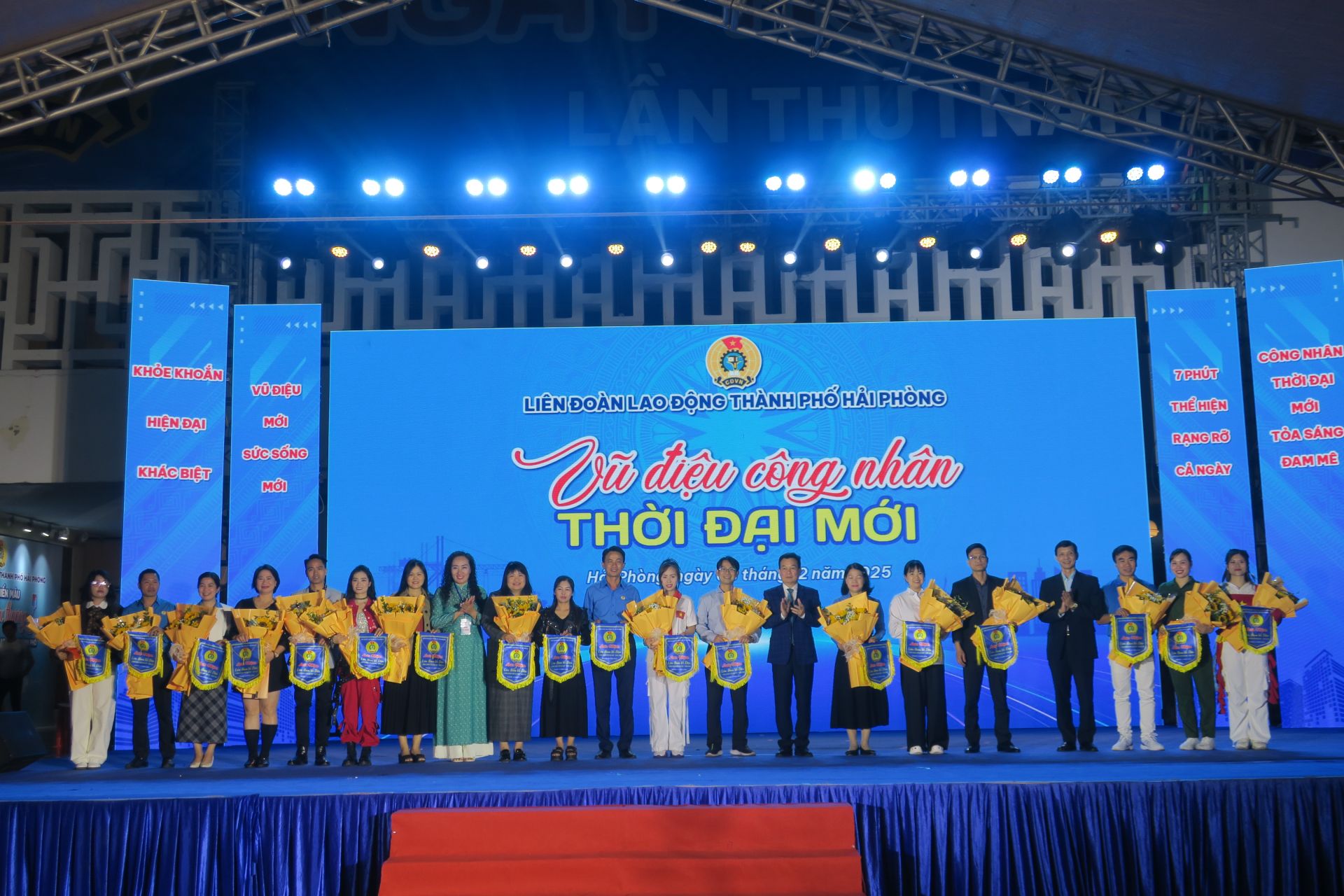 LĐLĐ thành phố trao cờ lưu niệm cho các đơn vị tham gia chương trình. LĐLĐ thành phố trao cờ lưu niệm cho các đơn vị tham gia chương trình.