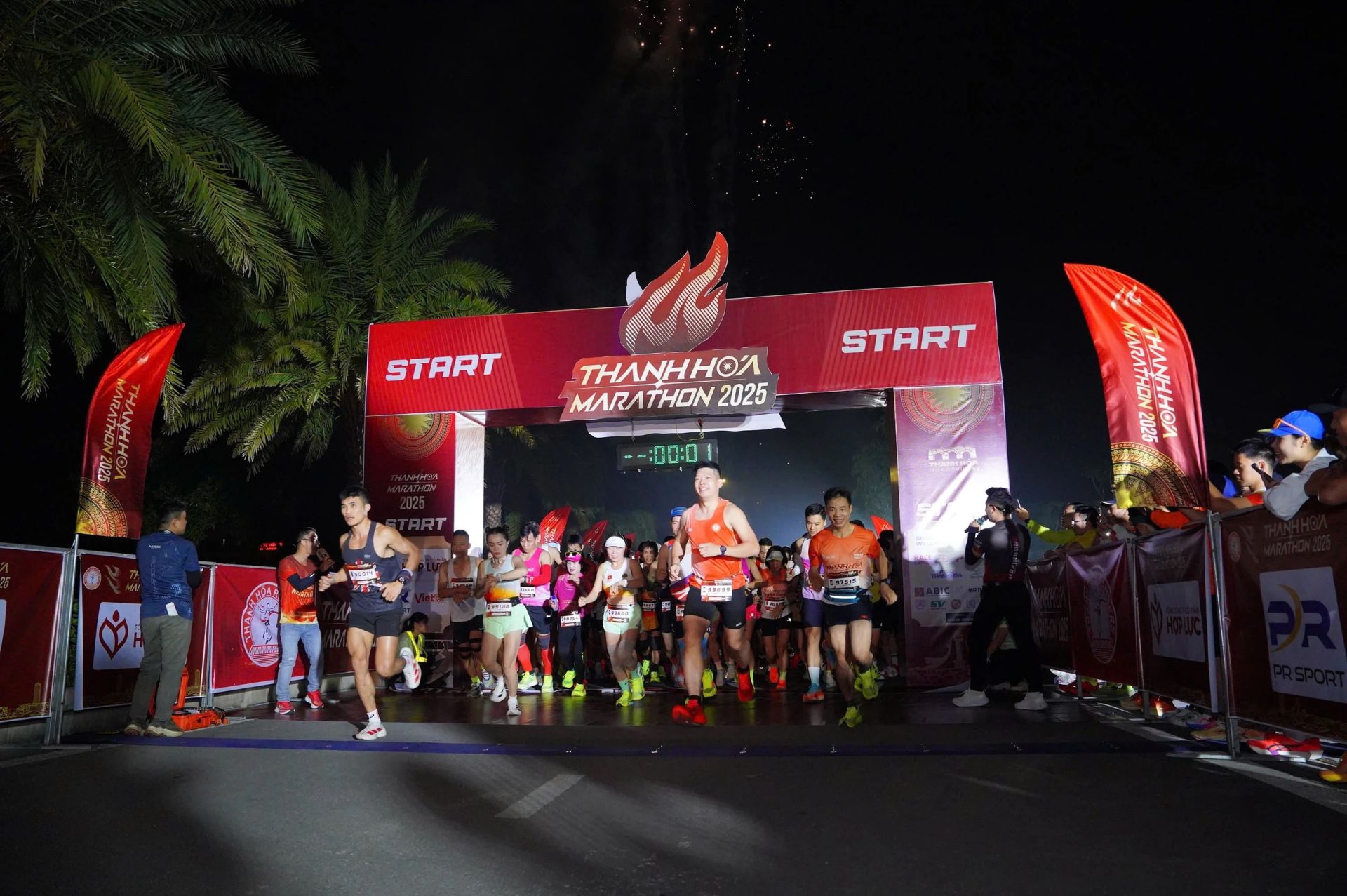 Các VĐV tham gia cự ly marathon và bán marathon xuất phát lúc 4h sáng ngày 7/12. Các VĐV tham gia cự ly marathon và bán marathon xuất phát lúc 4h sáng ngày 7/12.