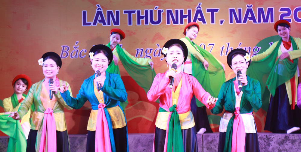 Tiết mục dự thi của C&acirc;u lạc bộ Ch&egrave;o v&agrave; D&acirc;n ca Bắc Giang (phường Bắc Giang).