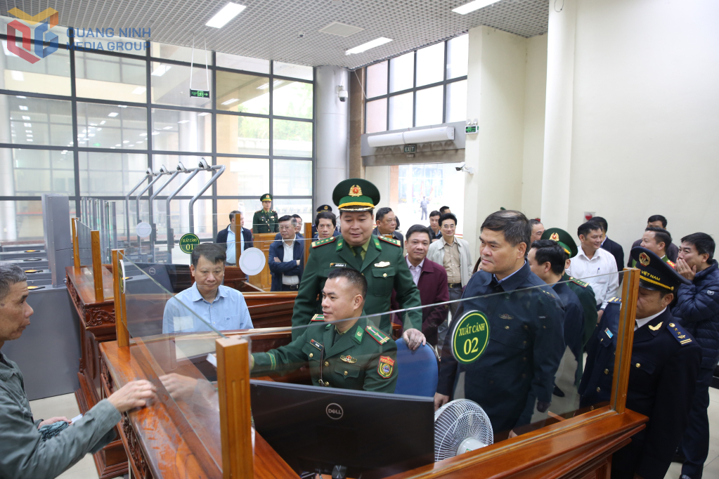 &Ocirc;ng B&ugrave;i Văn Khắng, Chủ tịch UBND tỉnh Quảng Ninh kiểm tra hoạt động xuất nhập cảnh tại Cửa khẩu Quốc tế M&oacute;ng C&aacute;i, phường M&oacute;ng C&aacute;i 1.