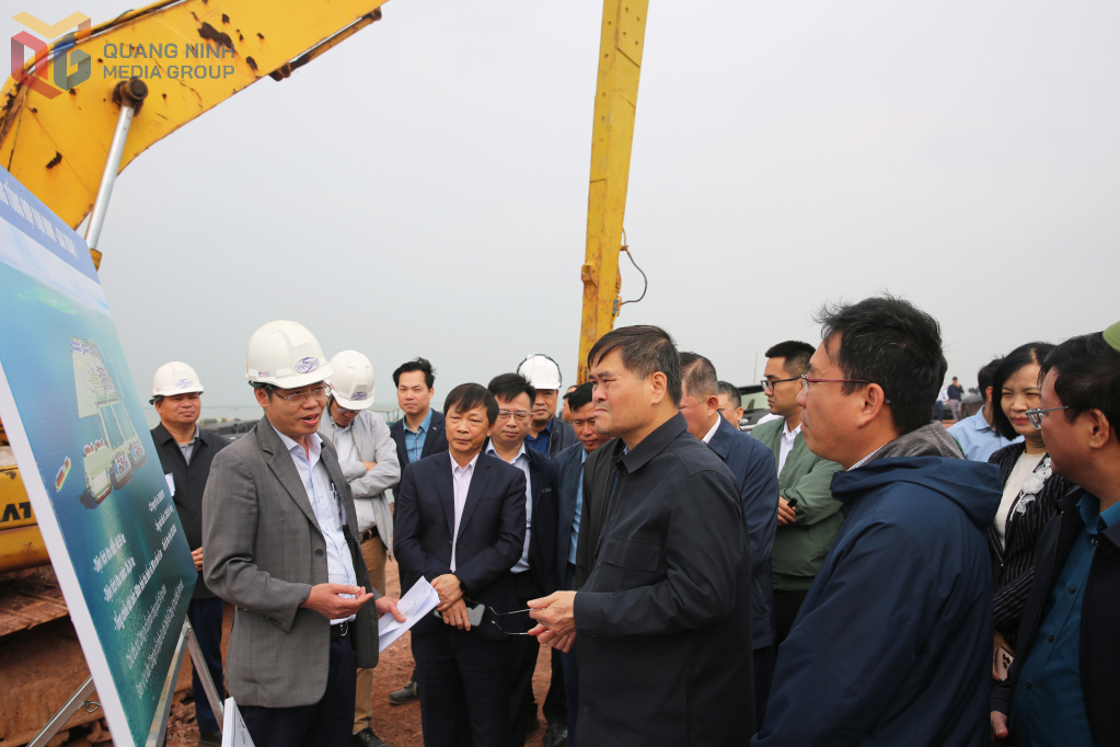 Chủ tịch UBND tỉnh Quảng Ninh kiểm tra tiến độ triển khai dự &aacute;n đường nối từ cao tốc V&acirc;n Đồn &ndash; M&oacute;ng C&aacute;i đến Cảng Vạn Ninh v&agrave; dự &aacute;n Bến cảng tổng hợp Vạn Ninh giai đoạn 1.