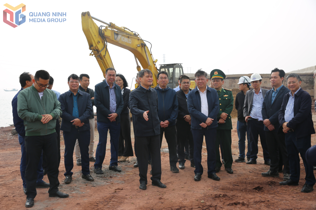 Chủ tịch UBND tỉnh Quảng Ninh y&ecirc;u cầu c&aacute;c sở, ng&agrave;nh li&ecirc;n quan chủ động phối hợp c&ugrave;ng chủ đầu tư giải quyết c&aacute;c kh&oacute; khăn, đẩy nhanh việc triển khai cửa khẩu th&ocirc;ng minh v&agrave; dự &aacute;n cảng Vạn Ninh.
