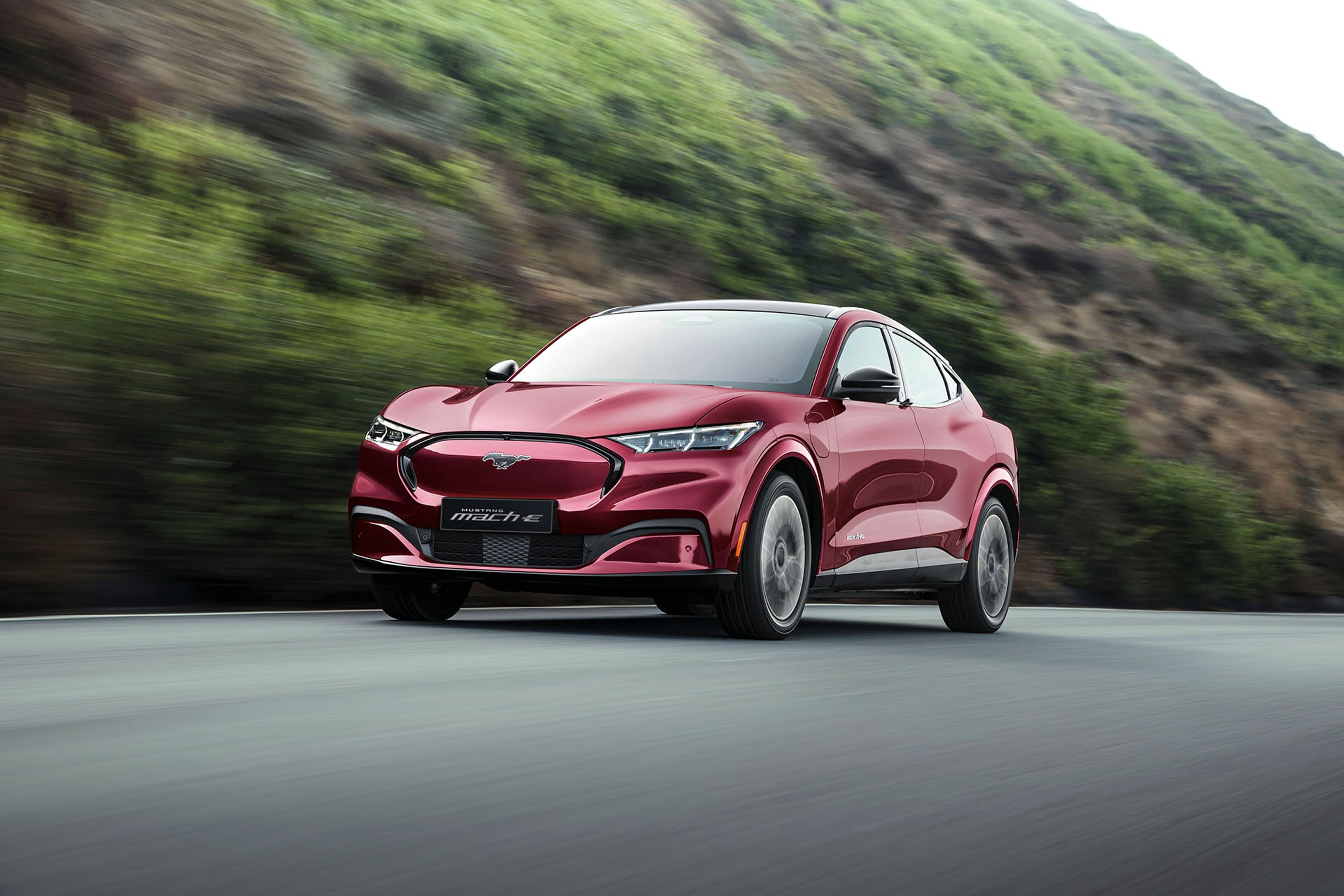 Triệu hồi Ford Mustang Mach-e vì lỗi đèn pha và Mô-đun điều khiển hệ thống truyền động