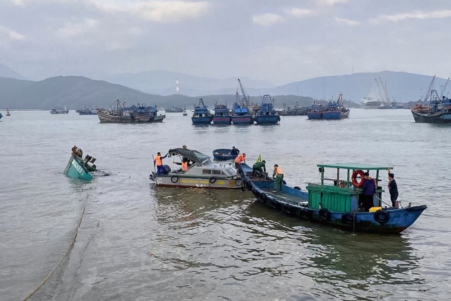 Quảng Trị: Kịp thời ứng cứu 4 ngư dân khi tàu cá bị chìm trên biển