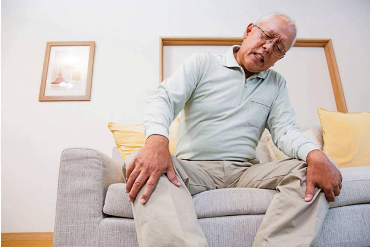 Khô khớp có thể gây ra những tiếng kêu lục khục trong khớp khi di chuyển Khô khớp có thể gây ra những tiếng kêu lục khục trong khớp khi di chuyển