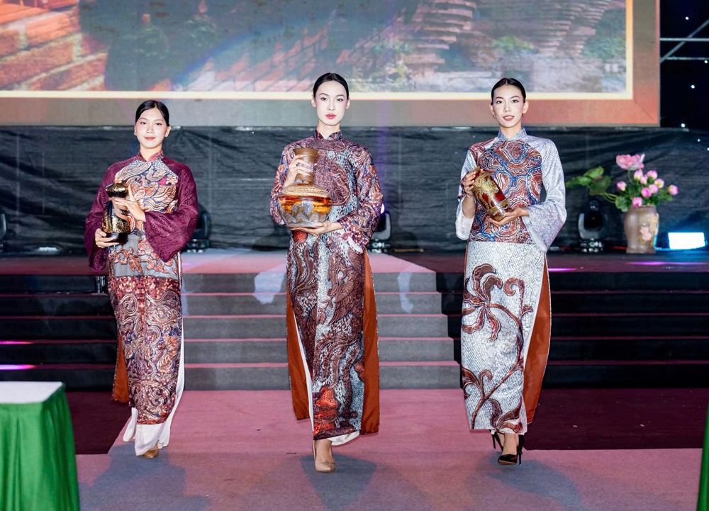 Trình diễn sản phẩm Gốm Ngọc tại Lễ hội du lịch áo dài năm 2025, tổ chức tại Hà Nội. Trình diễn sản phẩm Gốm Ngọc tại Lễ hội du lịch áo dài năm 2025, tổ chức tại Hà Nội.