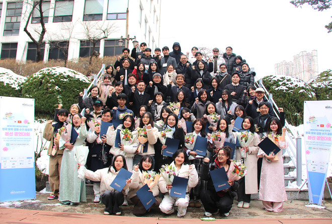 Các thí sinh việt Nam chụp ảnh cùng Ban Tổ chức tại Trường Đại học Kyunghee. (Ảnh: Khánh Vân/TTXVN)