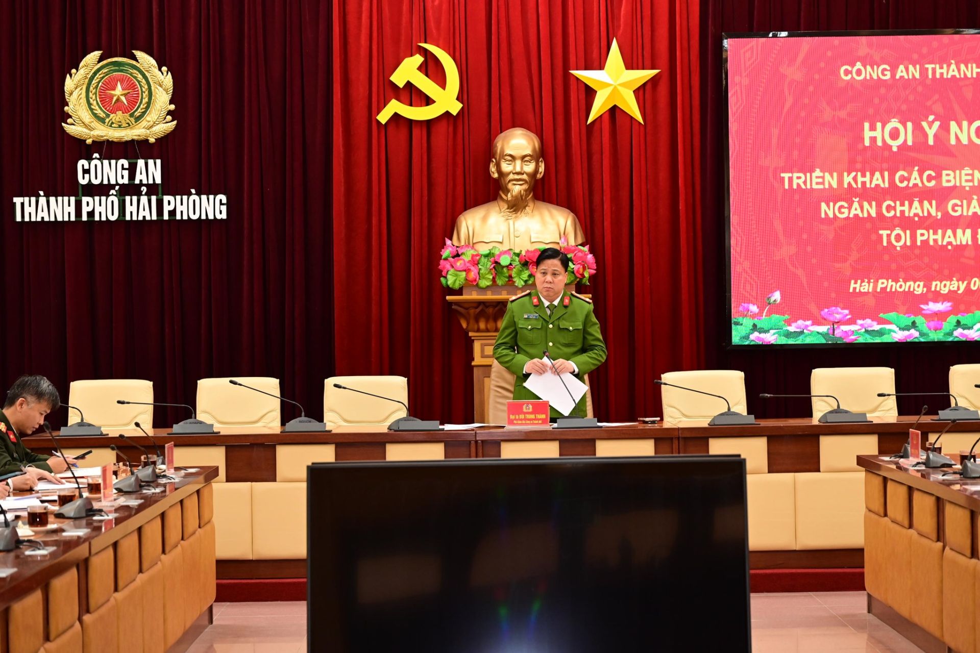 Đại tá Bùi Trung Thành, Phó giám đốc CATP, Thủ trưởng Cơ quan Cảnh sát điều tra CATP dự, chỉ đạo hội nghị. Đại tá Bùi Trung Thành, Phó giám đốc CATP, Thủ trưởng Cơ quan Cảnh sát điều tra CATP dự, chỉ đạo hội nghị.