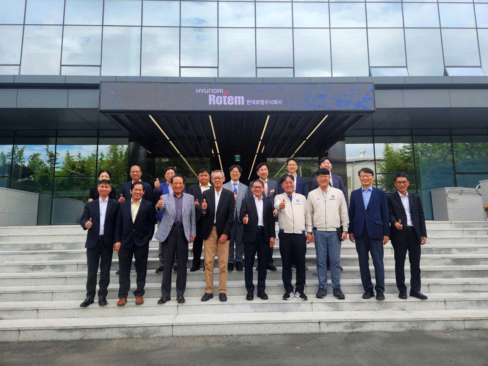 Đoàn Lãnh đạo THACO thăm và làm việc tại Nhà máy sản xuất của Hyundai Rotem tại Gyeongsangnam, Hàn Quốc Đoàn Lãnh đạo THACO thăm và làm việc tại Nhà máy sản xuất của Hyundai Rotem tại Gyeongsangnam, Hàn Quốc