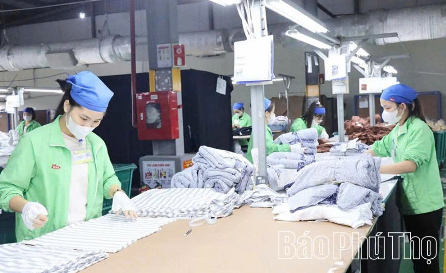 Công ty TNHH may mặc Việt Thiên (xã Vĩnh Tường) giải quyết việc làm cho hơn 2.000 lao động, thu nhập bình quân hơn 8 triệu đồng/người/tháng. Công ty TNHH may mặc Việt Thiên (xã Vĩnh Tường) giải quyết việc làm cho hơn 2.000 lao động, thu nhập bình quân hơn 8 triệu đồng/người/tháng.