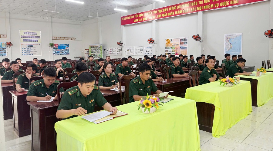 Khai giảng lớp bồi dưỡng lý luận chính trị dành cho đảng viên mới