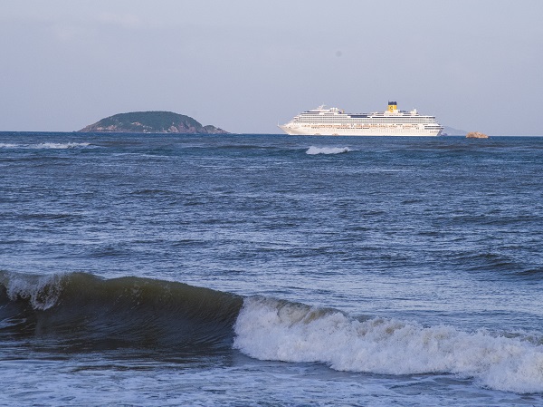 Tàu COSTA SERENA neo trong vịnh Nha Trang