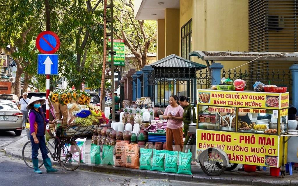 Một tháng nhìn lại trật tự vỉa hè: thay đổi chưa đủ dài để tạo nếp mới