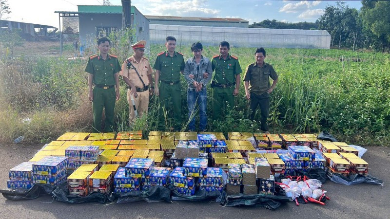 CSGT Đồng Nai truy đuổi, bắt giữ xe ô tô vận chuyển 500kg pháo nổ trái phép