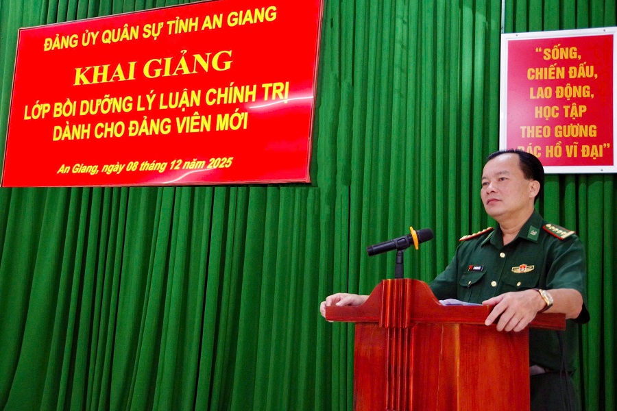 Đại tá Lê Hoàng Việt, Phó Chính ủy Ban Chỉ huy Bộ đội Biên phòng tỉnh phát biểu chỉ đạo Đại tá Lê Hoàng Việt, Phó Chính ủy Ban Chỉ huy Bộ đội Biên phòng tỉnh phát biểu chỉ đạo