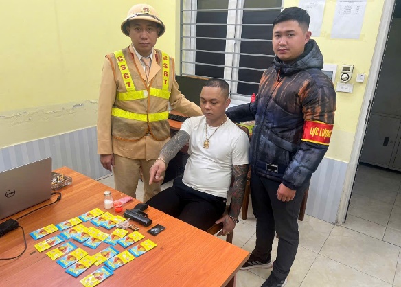 Hà Nội: Phát hiện đối tượng tàng trữ súng, đạn và ma túy tổng hợp khi đang tham gia giao thông