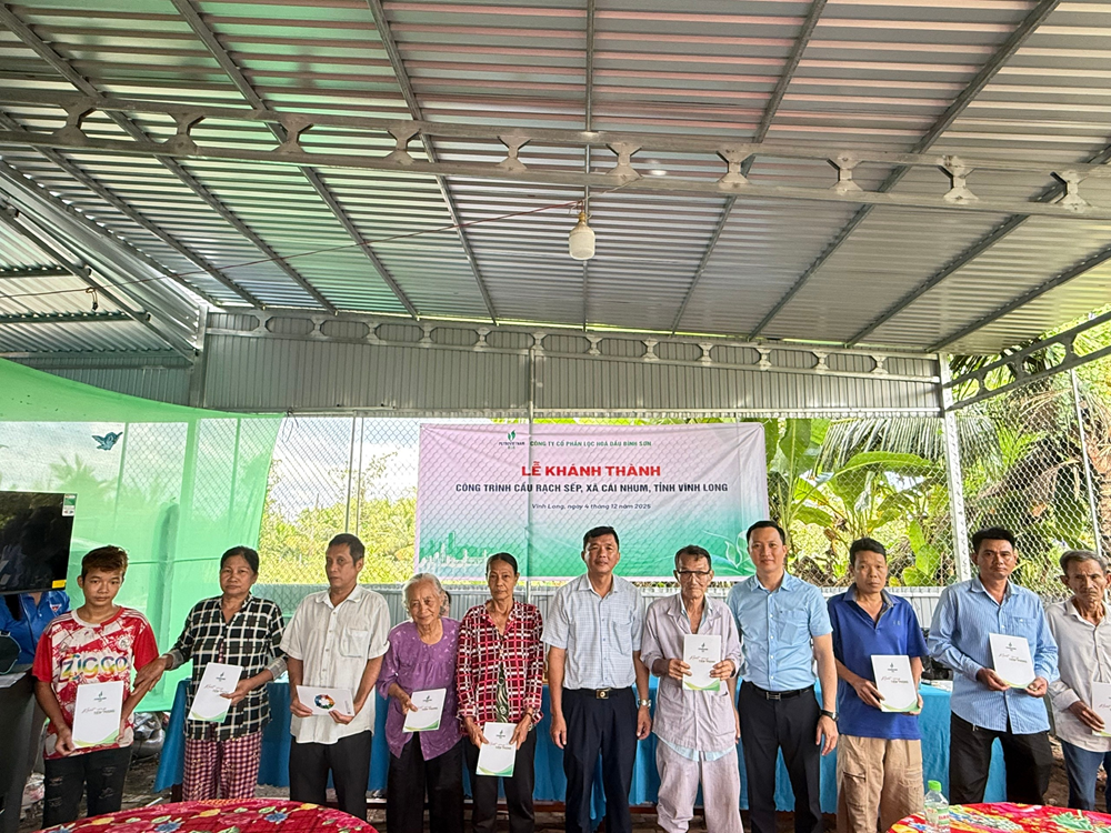 BSR trao quà hỗ trợ cho bà con có hoàn cảnh khó khăn tại xã Cái Nhum