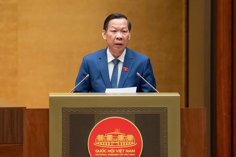 Chủ nhiệm Ủy ban Kinh tế và Tài chính Phan Văn Mãi trình bày báo cáo thẩm tra