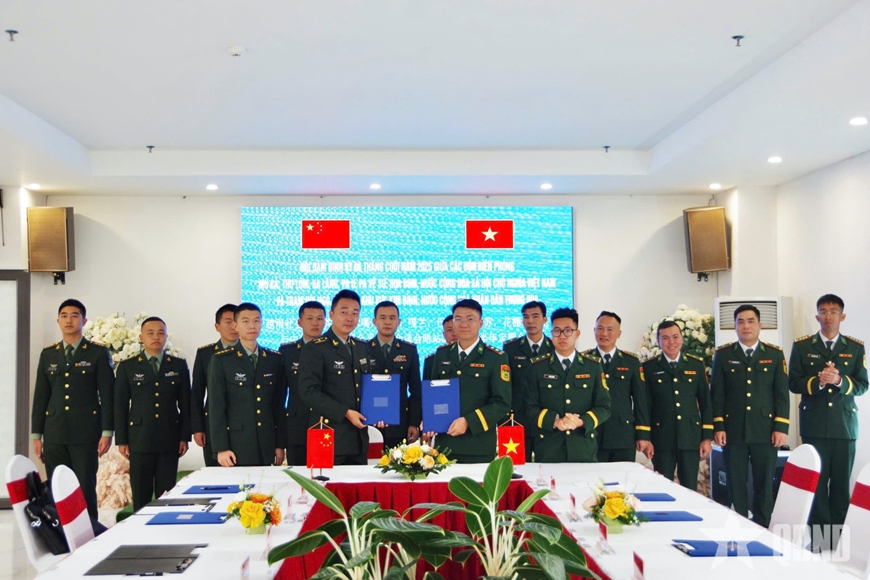 Hai bên ký kết biên bản ghi nhớ, thống nhất các nội dung trên tinh thần ba văn kiện pháp lý về biên giới đất liền Việt Nam - Trung Quốc Hai bên ký kết biên bản ghi nhớ, thống nhất các nội dung trên tinh thần ba văn kiện pháp lý về biên giới đất liền Việt Nam - Trung Quốc