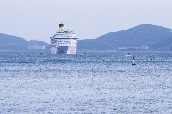 Sau khi tàu COSTA SERENA neo đậu, Ca-nô tự hành của tàu đã đưa du khách vào bờ