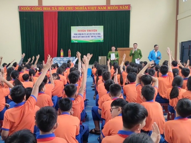 Công an xã Cam Lộ ra mắt mô hình hỗ trợ giữ gìn an ninh trật tự học đường