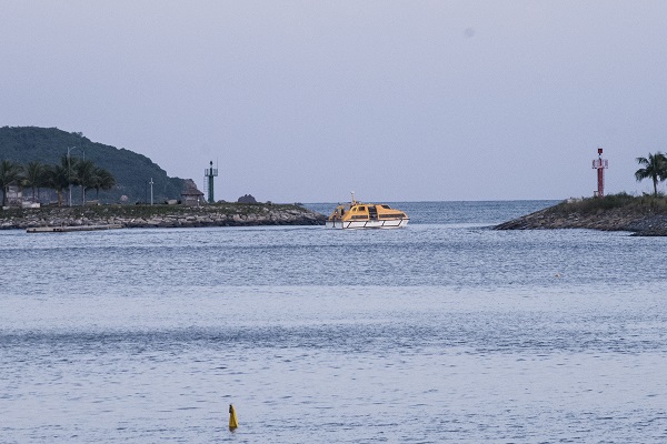 Ca nô đưa du khách vào Bến du thuyền quốc tế Ana Marina