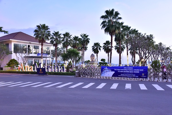 Sau khi cảng Nha Trang dừng đón khách để sửa chữa, đây là lần đầu tiên Công ty TIC TOUR đưa khách du lịc tàu biển lên Bến du thuyền quốc tế Ana Marina Nha Trang
