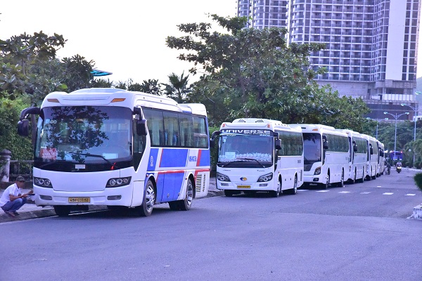 Đoàn xe của công ty du lịch TIC TOUR phục vụ khách đi tham quan