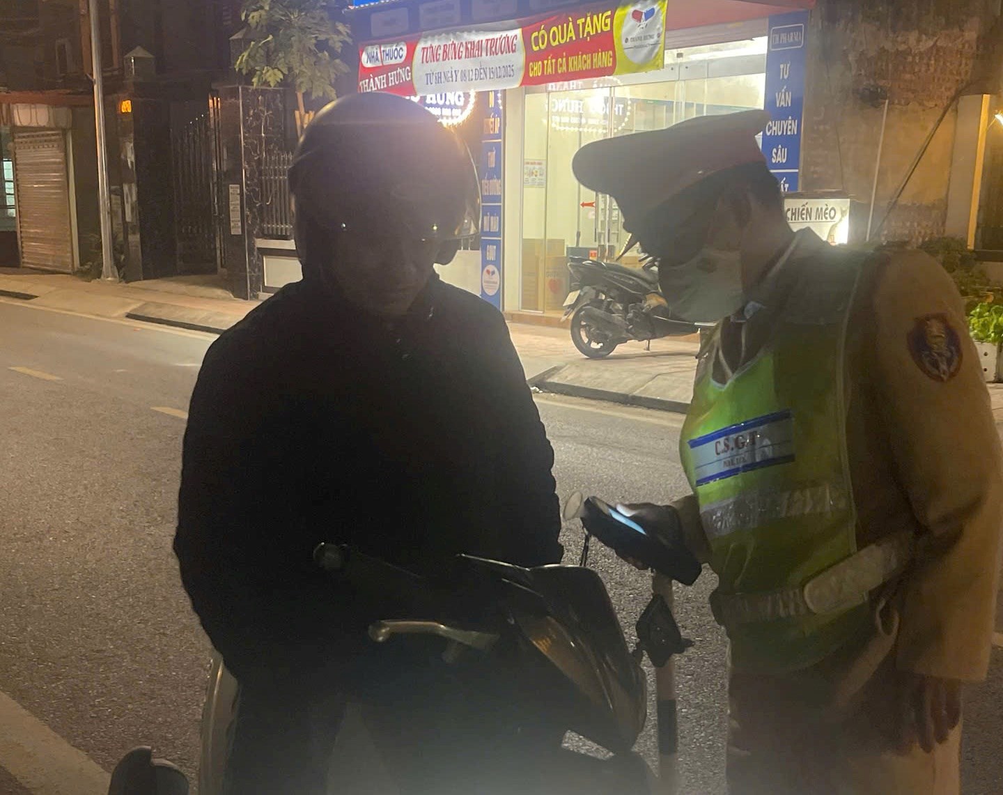 Lực lượng Cảnh sát giao thông kiểm tra nồng độ cồn các trường hợp tham gia giao thông đêm 06/12/2025.