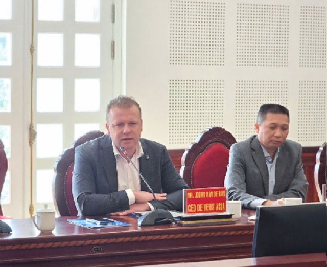 Ông Johan Van Den Ban (bên trái) phát biểu tại buổi làm việc. Ảnh: TTXTĐT